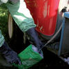 Risciacquo contenitore, immagine tratta dalla pubblicazione PAT, - Guida all'impiego dei prodotti fitosanitari