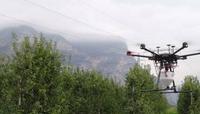 Droni in campo per rilasciare insetti sterili contro la mosca della frutta, una tecnica applicabile anche in Trentino