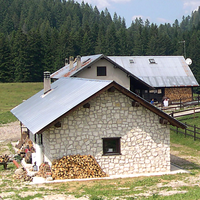 Rifornimento idrico sulle malghe del Trentino. (immagine tratta dalla pubblicazione PAT - Malghe da formaggio)